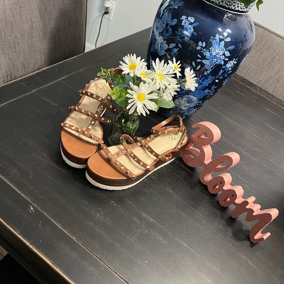 Vince Camuto Sandals NWOT Size 8.5 - Picture 2 of 4